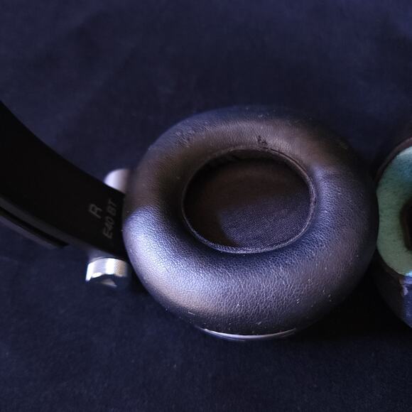 Rare Coach New York JBL Synchros E40BT Bluetooth Wireless Ear Headphones Black - Picture 10 of 16